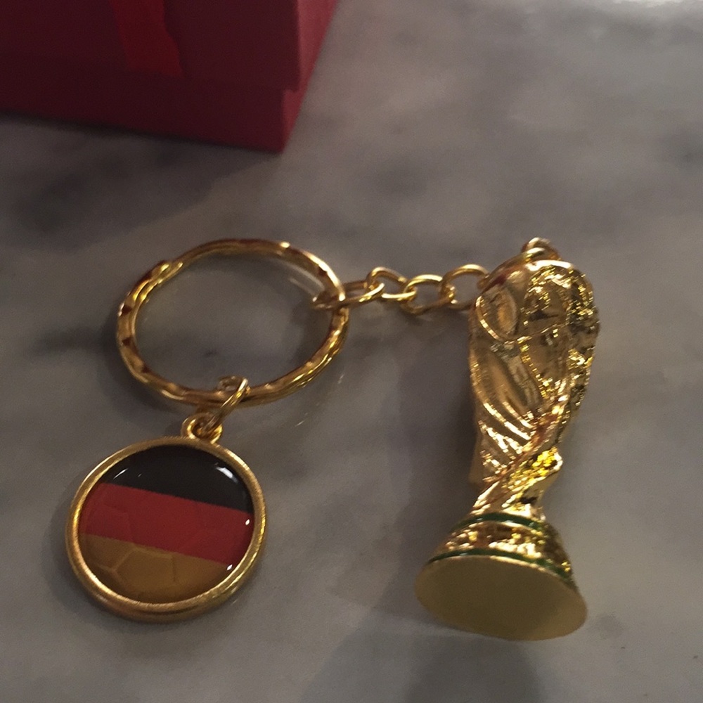 Germany 2018 World Cup Trophy Keychain/New - Picture 3 of 4